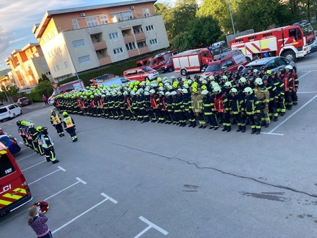 Postroj 185 gasilcev, ki so sodelovali na večji vaji v OŠ Brinje